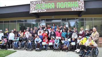 Участники "Гонки легенд" посетили Белорусский детский хоспис "Лесная поляна"