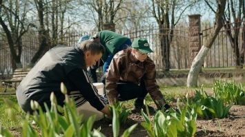 Копали, сажали и красили! БЕЛТА на республиканском субботнике помогла Минскому городскому социальному пансионату "Малиновка"