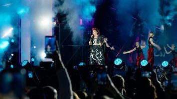 "Я скучаю по вашим людям". Eva Simons о любви к конфетам "Аленка", приезде в Беларусь и творчестве