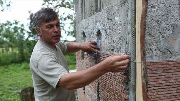В Сморгонском районе художник строит во дворе копию Кревского замка