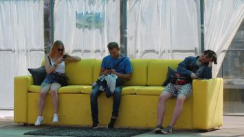 Желтый диван появился на остановке в Минске