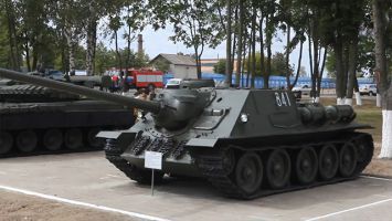 Министерство обороны передало музею Буда-Кошелевского района СУ-100 и танк Т-80