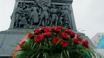 Народное возложение цветов к монументу Победы проходит в Минске