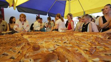 Самый большой яблочный пирог испекли в Минске к Спасу