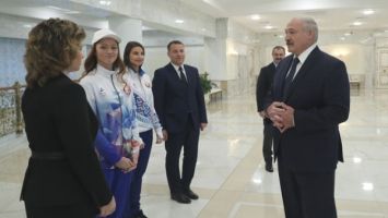 Лукашенко показали форму белорусских спортсменов для Олимпиады в Токио