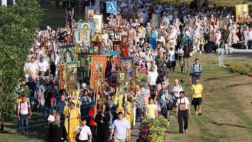 Участники Всебелорусского крестного хода прошли по проспекту Победителей Минска