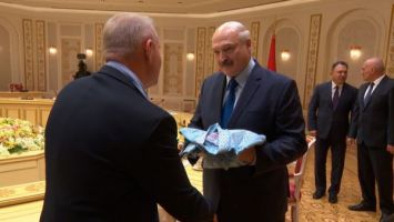 Лукашенко подарили вышиванку известного украинского дизайнера