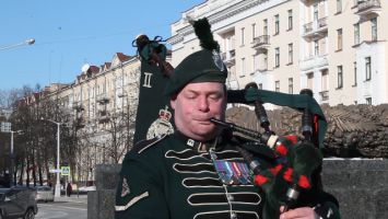 Британские волынщики выступают в Минске