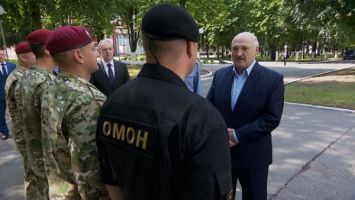 Лукашенко об уличных акциях: никому не позволено пинать ногами правоохранителей