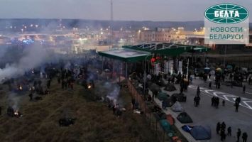 Бетон и холод - тысячи беженцев остаются на ночь у польского пункта пропуска