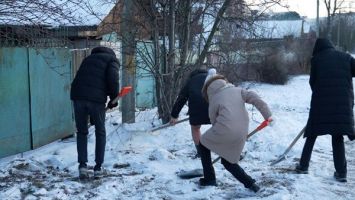 В Минске работают горячие линии по оказанию помощи с уборкой снега одиноко проживающим пожилым людям