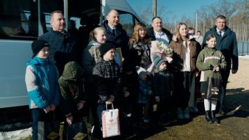 Мамина мечта исполнилась. Многодетной семье из Вилейского района подарили автомобиль