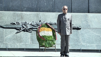 Пранаб Мукерджи возложил венок к монументу Победы в Минске