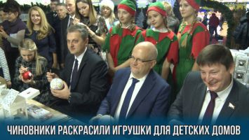В Минске расписали новогодние шары для детских домов