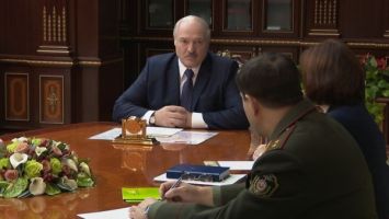 Лукашенко - помощникам в регионах: надо защитить трудовые коллективы