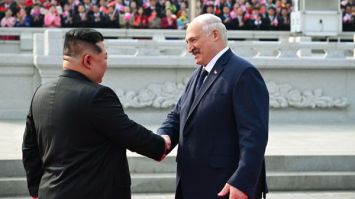 Лукашенко в СЕВЕРНОЙ КОРЕЕ: собрали ВСЁ в одном видео! // Автомат для Ким Чен Ына, васильки и зефир