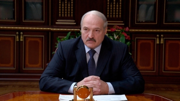Лукашенко считает, что белорусам надо благодарить бога за обильные 
снегопады