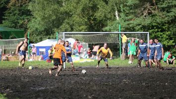Команды по болотному футболу сразились на Августовском канале