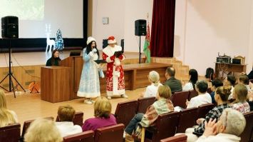 Магия доброты. Акция "Терапия чудес" наполнила праздничным настроением РНПЦ "Мать и дитя"