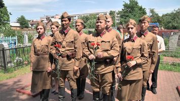 Участники патриотической экспедиции "Атырау-Брест" посетили братскую могилу в Радошковичах