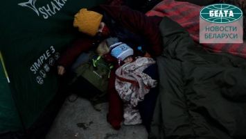 Беженцы поставили палатки, раскладывают спальники и разводят костры у польского пункта пропуска