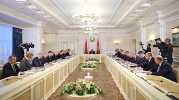 Лукашенко: Эту БОЛТОВНЮ бросьте! // Про моральное уродство, экономию на освещении и вейпы