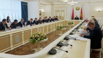Головченко: своевременно принятые решения в условиях пандемии позволили сохранить экономику страны