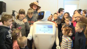 Встреча с необычным роботом в "SOS – Детская деревня"