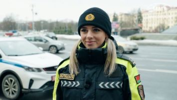 Инспекторы ГАИ в Минске поздравили водителей с 23 февраля