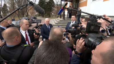 Лукашенко: сегодня момент для украинцев и Запада сесть за стол переговоров и договориться