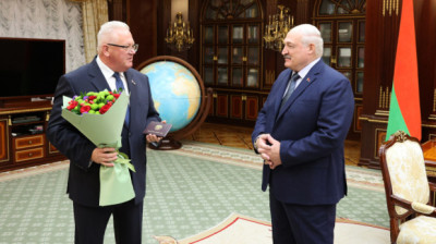 Карпенко вручил Лукашенко удостоверение Председателя ВНС