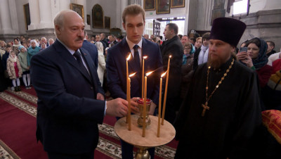 Лукашенко в праздник Пасхи зажег свечу в Спасо-Преображенском храме