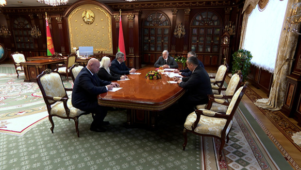 Лукашенко: председатель исполкома должен под рукой иметь все - от строительства до производства