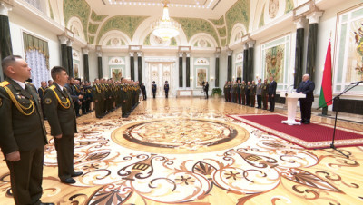 Лукашенко вручил генеральские погоны представителям высшего офицерского состава