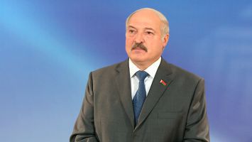 Лукашенко считает, что американское общество пока не готово избрать президентом женщину