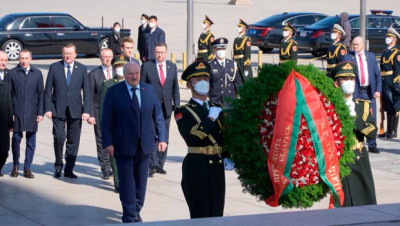 Лукашенко в Пекине возложил венок к Памятнику народным героям