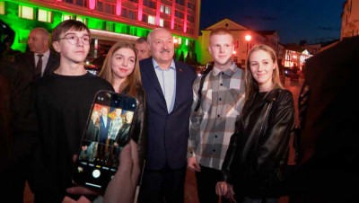 "Ну что девчата, на дискотеку?" О чем Лукашенко на прощание поговорил с гродненской молодежью