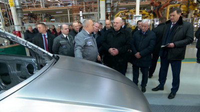 Лукашенко поручил правительству во что бы то ни стало удовлетворить спрос населения на отечественные авто 