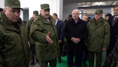 Лукашенко в Гомеле ознакомился с работой артиллерийской базы вооружения