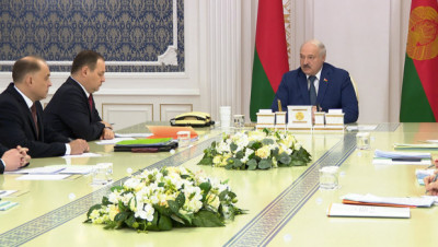 Зарплата и денежное довольствие бюджетников стали темой совещания у Лукашенко
