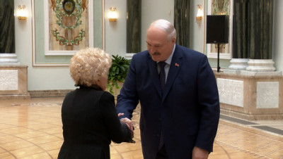 "Такие люди сейчас на вес золота". Лукашенко дал боевое задание известной белорусской фронтовичке и всем ветеранам