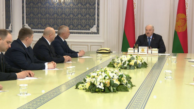 &quot;Надо сделать все, чтобы удержать страну&quot;. Лукашенко обозначил задачи для местной вертикали
