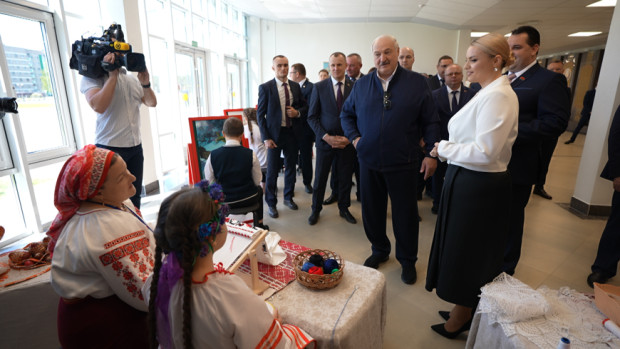 Лукашенко ориентирует чиновников на поддержку людей и видов деятельности в сфере культуры, а не строительство &quot;дворцов&quot;