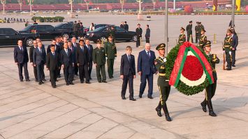 Лукашенко возложил венок к Памятнику народным героям в Пекине