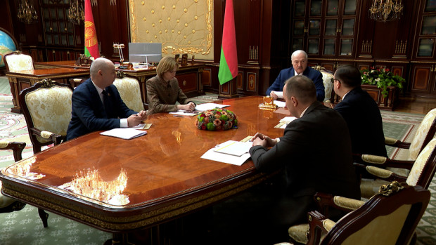 Лукашенко: нужно делать все, чтобы женщина была счастлива, а счастье женщины - в детях