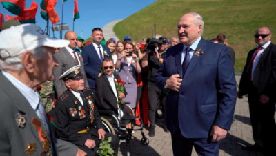 Лукашенко - ветеранам: Никому ничего не отдадим! Не волнуйтесь!