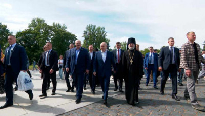 Лукашенко и Путин посетили собор святителя Николая Чудотворца в Кронштадте и пообщались с горожанами