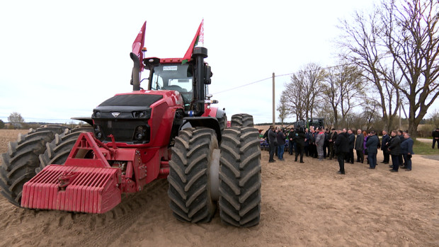 Лукашенко в Праздник труда ознакомился с "космическим кораблем" в отечественном тракторостроении