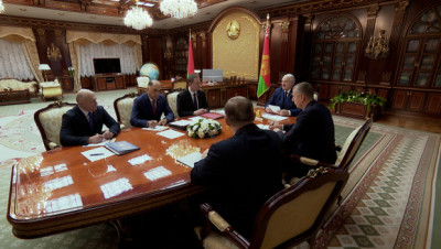 Глобальная обстановка в мире и отношения с США стали темами совещания у Лукашенко