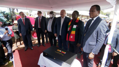 Лукашенко подарил Президенту Зимбабве трактор, а тот ему - льва